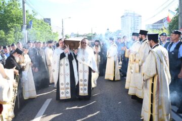 Procesiunea „Calea Sfinților”, în cadrul căreia moaștele Sfântului Ioan cel Nou au fost purtate pe străzile municipiului Suceava