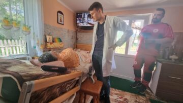 Localnicii din Dorna Candrenilor, consultați și investigați gratuit de voluntari ai Crucii Roșii, cu „Caravana de Bine”