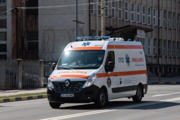 Două dintre persoanele aflate în mașinile implicate în accident au fost preluate de echipaje medicale de ambulanță și transportate la spital