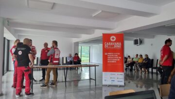 Localnicii din Dorna Candrenilor, consultați și investigați gratuit de voluntari ai Crucii Roșii, cu „Caravana de Bine”
