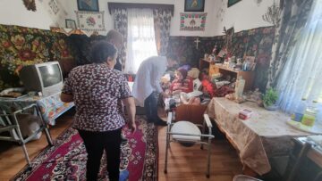 Localnicii din Dorna Candrenilor, consultați și investigați gratuit de voluntari ai Crucii Roșii, cu „Caravana de Bine”