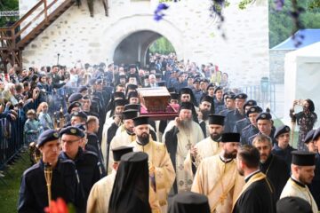Racla cu moaștele Sfântului Mare Mucenic Ioan cel Nou, purtată în cântări și rugăciuni pe străzile Sucevei, însoțită de mulțime de credincioși