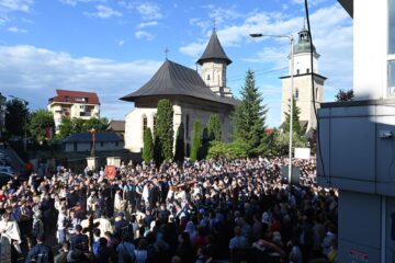 Racla cu moaștele Sfântului Mare Mucenic Ioan cel Nou, purtată în cântări și rugăciuni pe străzile Sucevei, însoțită de mulțime de credincioși