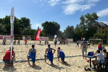 Echipele de beach handbal juniori ale României și Franței se pregătesc in comun, la Timișoara