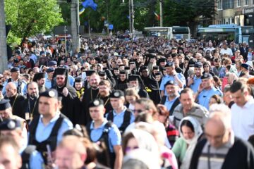 Racla cu moaștele Sfântului Mare Mucenic Ioan cel Nou, purtată în cântări și rugăciuni pe străzile Sucevei, însoțită de mulțime de credincioși