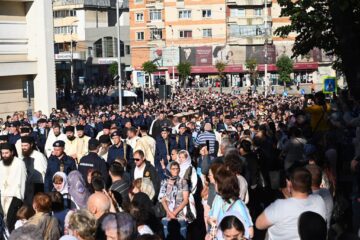 Racla cu moaștele Sfântului Mare Mucenic Ioan cel Nou, purtată în cântări și rugăciuni pe străzile Sucevei, însoțită de mulțime de credincioși