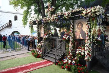 Racla cu moaștele Sfântului Mare Mucenic Ioan cel Nou, purtată în cântări și rugăciuni pe străzile Sucevei, însoțită de mulțime de credincioși