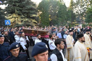Racla cu moaștele Sfântului Mare Mucenic Ioan cel Nou, purtată în cântări și rugăciuni pe străzile Sucevei, însoțită de mulțime de credincioși