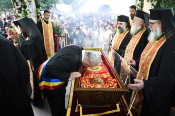 Racla cu moaștele Sfântului Mare Mucenic Ioan cel Nou, purtată în cântări și rugăciuni pe străzile Sucevei, însoțită de mulțime de credincioși
