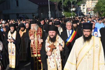 Racla cu moaștele Sfântului Mare Mucenic Ioan cel Nou, purtată în cântări și rugăciuni pe străzile Sucevei, însoțită de mulțime de credincioși