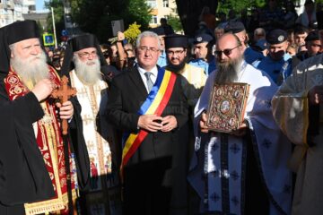 Racla cu moaștele Sfântului Mare Mucenic Ioan cel Nou, purtată în cântări și rugăciuni pe străzile Sucevei, însoțită de mulțime de credincioși
