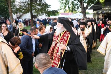 Racla cu moaștele Sfântului Mare Mucenic Ioan cel Nou, purtată în cântări și rugăciuni pe străzile Sucevei, însoțită de mulțime de credincioși