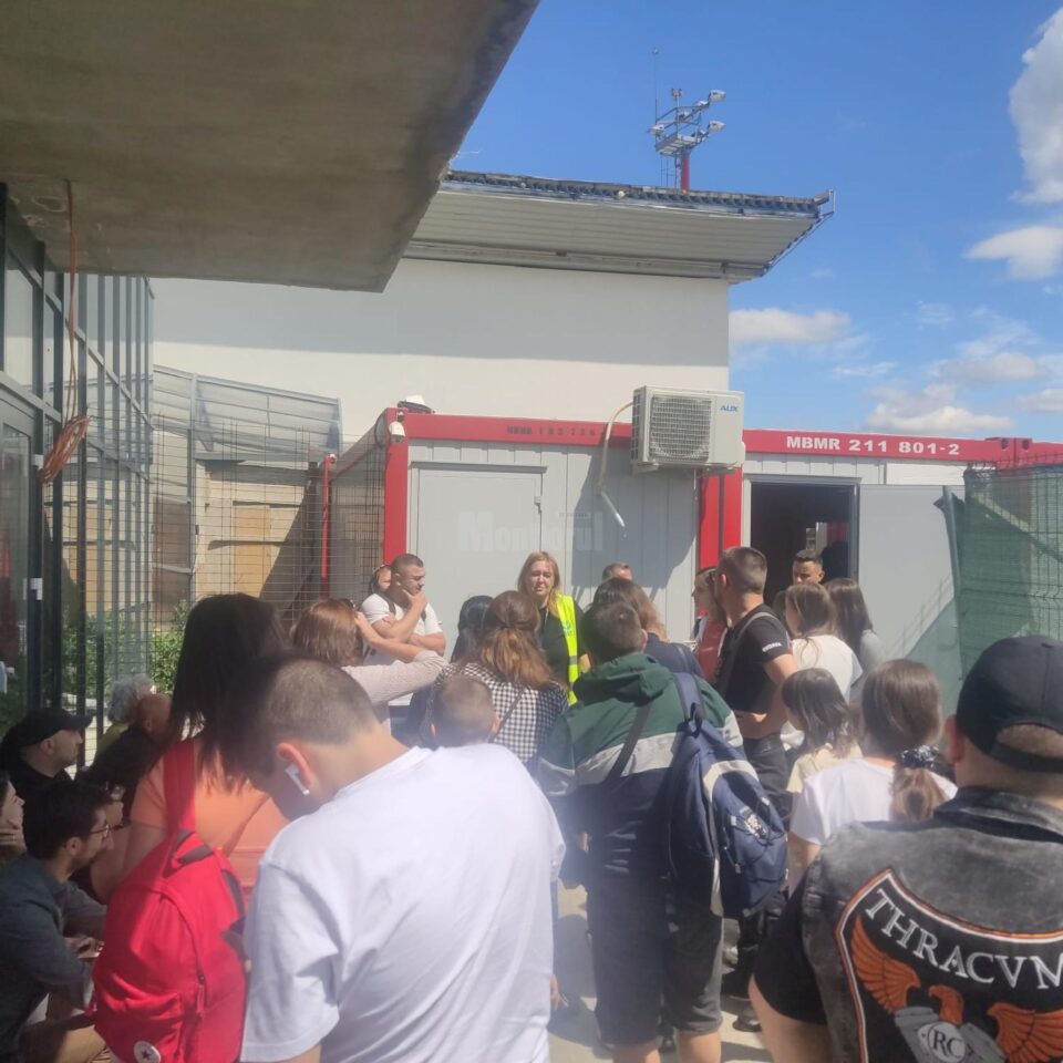Peste 100 de pasageri blocați pe aeroportul Suceava după ce o aeronavă Ryanair s-a defectat Peste 100 de pasageri blocați pe aeroportul Suceava după ce o aeronavă Ryanair s-a defectat