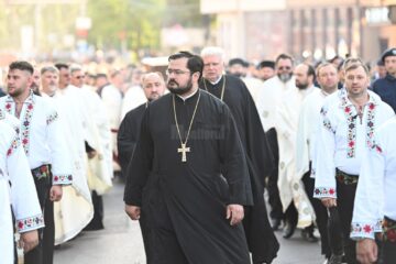 Racla cu moaștele Sfântului Mare Mucenic Ioan cel Nou, purtată în cântări și rugăciuni pe străzile Sucevei, însoțită de mulțime de credincioși