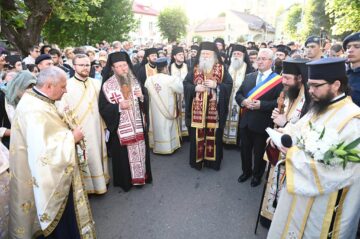 Racla cu moaștele Sfântului Mare Mucenic Ioan cel Nou, purtată în cântări și rugăciuni pe străzile Sucevei, însoțită de mulțime de credincioși