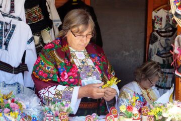 De „Ziua Universală a Iei”, expoziție de costume populare, în centrul Sucevei