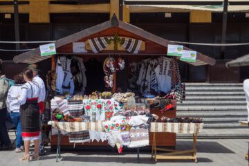De „Ziua Universală a Iei”, expoziție de costume populare, în centrul Sucevei