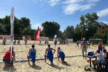 Echipele de beach handbal juniori ale României și Franței se pregătesc în comun, la Timișoara
