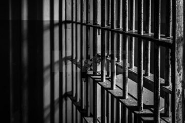 Au intrat în garsoniera unei tinere, au lăsat-o fără mai multe bunuri și au ajuns în arest