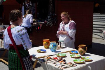 De „Ziua Universală a Iei”, expoziție de costume populare, în centrul Sucevei