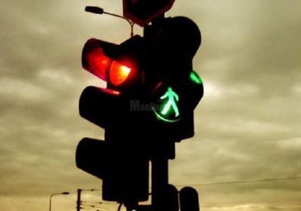 Un adolescent a tăiat mai multe cabluri, supărat că lumina de la semafoare îi bătea în ferestre. Foto weroadio.ro Un adolescent a tăiat mai multe cabluri, supărat că lumina de la semafoare îi bătea în ferestre. Foto weroadio.ro