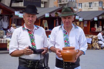 De „Ziua Universală a Iei”, expoziție de costume populare, în centrul Sucevei