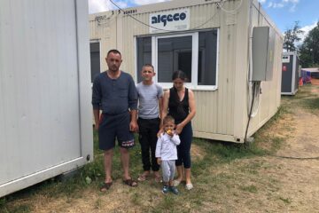 Ucraineni în căsuțele modulare din tabăra de refugiați de la Rădăuți