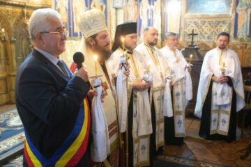 Pomenirea victimelor pandemiei în cadrul unei slujbe oficiată de un sobor de zece preoți, în frunte cu episcopul-vicar Damaschin Dorneanul 9
