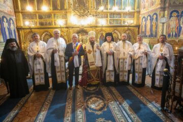 Pomenirea victimelor pandemiei în cadrul unei slujbe oficiată de un sobor de zece preoți, în frunte cu episcopul-vicar Damaschin Dorneanul 4