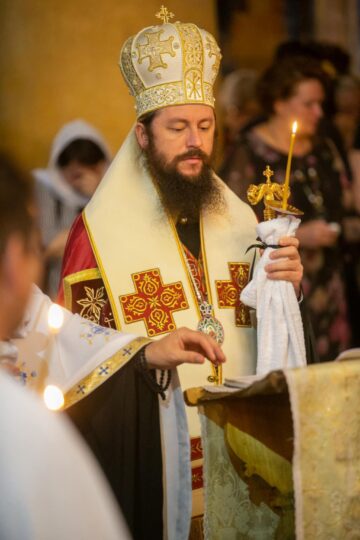 Pomenirea victimelor pandemiei în cadrul unei slujbe oficiată de un sobor de zece preoți, în frunte cu episcopul-vicar Damaschin Dorneanul 11