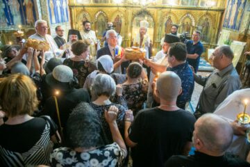 Pomenirea victimelor pandemiei în cadrul unei slujbe oficiată de un sobor de zece preoți, în frunte cu episcopul-vicar Damaschin Dorneanul 5