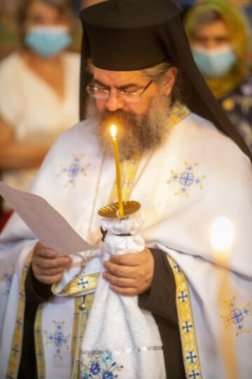 Pomenirea victimelor pandemiei în cadrul unei slujbe oficiată de un sobor de zece preoți, în frunte cu episcopul-vicar Damaschin Dorneanul 10