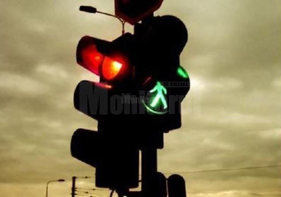 Un adolescent a tăiat mai multe cabluri, supărat că lumina de la semafoare îi bătea în ferestre. Foto weroadio.ro Un adolescent a tăiat mai multe cabluri, supărat că lumina de la semafoare îi bătea în ferestre. Foto weroadio.ro