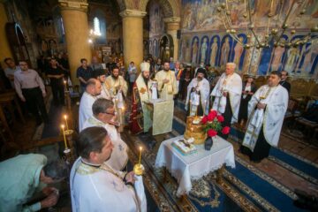 Pomenirea victimelor pandemiei în cadrul unei slujbe oficiată de un sobor de zece preoți, în frunte cu episcopul-vicar Damaschin Dorneanul 8