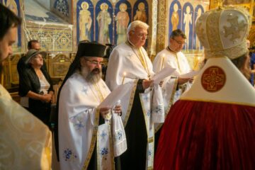 Pomenirea victimelor pandemiei în cadrul unei slujbe oficiată de un sobor de zece preoți, în frunte cu episcopul-vicar Damaschin Dorneanul 6