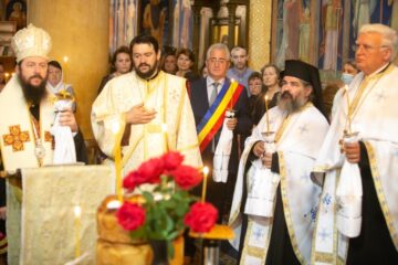 Pomenirea victimelor pandemiei în cadrul unei slujbe oficiată de un sobor de zece preoți, în frunte cu episcopul-vicar Damaschin Dorneanul 7