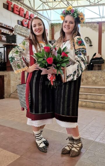 Câștigătoarea concursului și a primit coronița și buchetul de flori de la câștigătoarea de anul trecut, Luiza Gabor - Miss Sanziana 2021