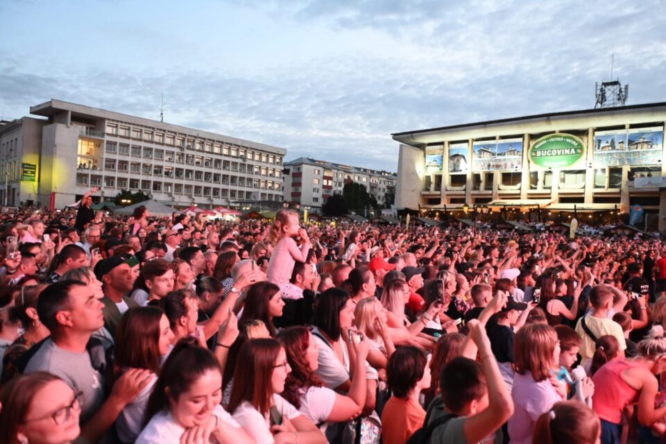 Peste 12.000 de spartiucipanți prezenți la concertele organizate in Centru, de Zilele Sucevei 2022 3