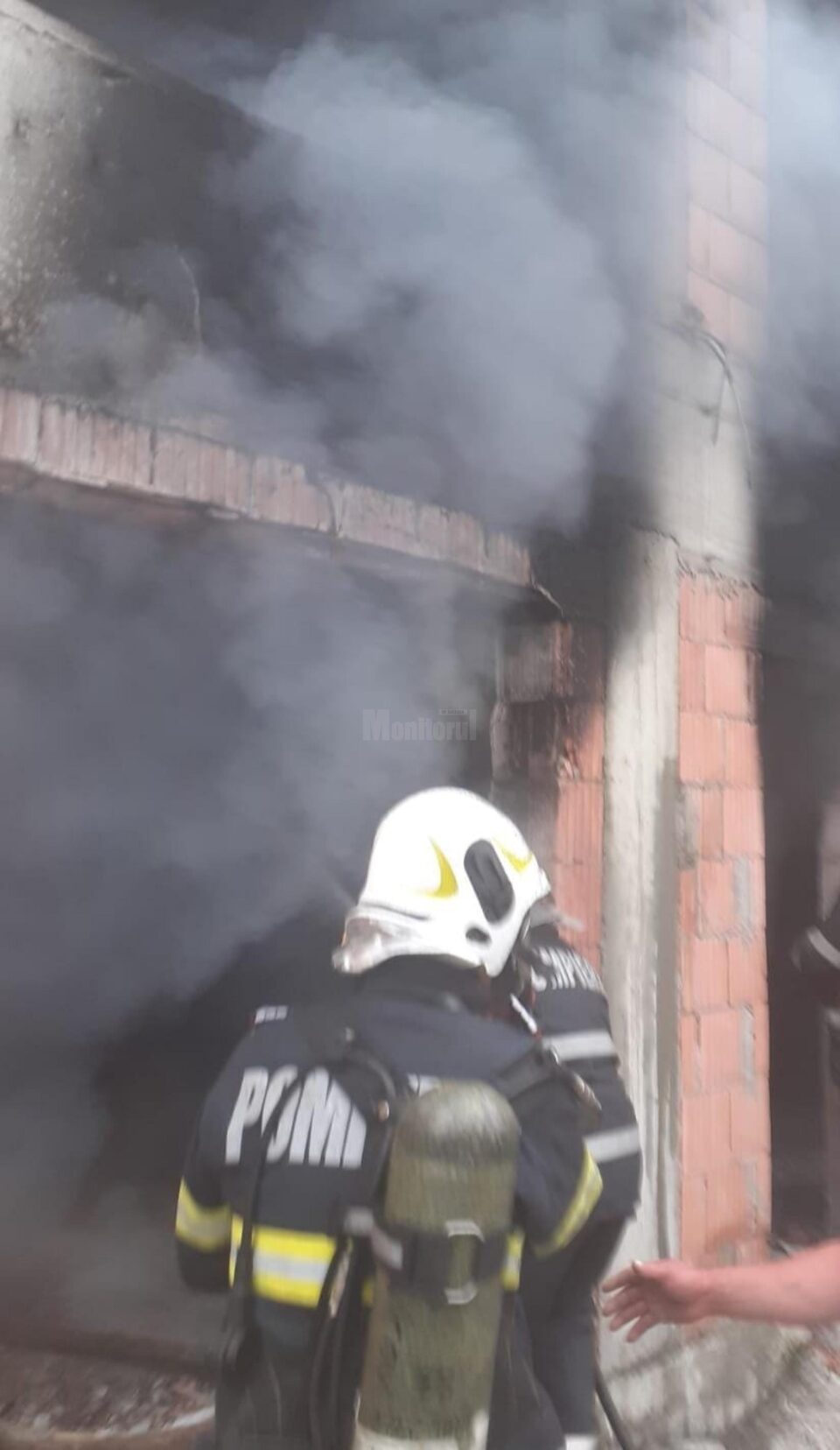 Nori negri de fum la stadionul din Putna