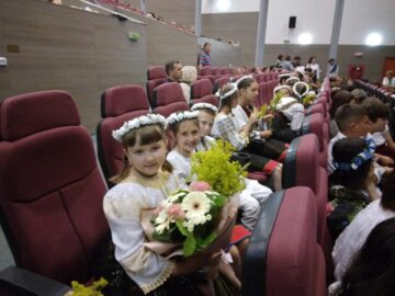 Circa 400 de participanți la „Sânzienele copiilor”, festival cultural-filantropic desfășurat la Teatrul Municipal „Matei Vișniec” Suceava