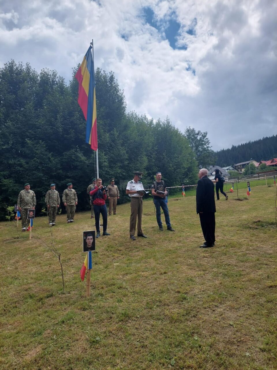 Drapel înălțat în parcul cu stejari pentru eroi din Vatra Dornei