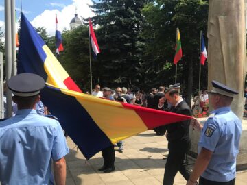 Ziua Drapelului Național a fost marcată printr-o ceremonie militară în Piața Tricolorului din Suceava