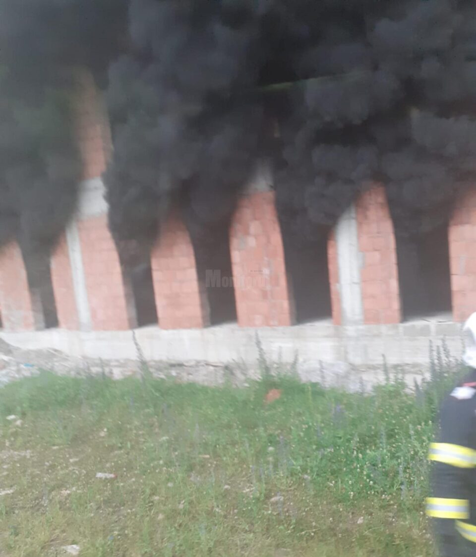 Nori negri de fum la stadionul din Putna