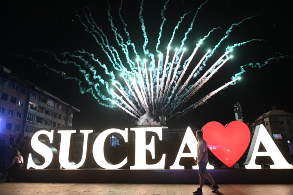 Spectaculoase focuri de artificii la Zilele Sucevei 2022 - foto Artistul