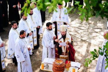 În cinstea înaintașilor: Preasfințitul Părinte Damaschin Dorneanul a săvârșit o slujbă de parastas pentru voievozii Moldovei