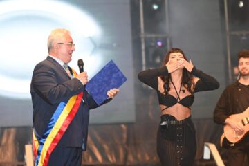 Inna a primit de la primarul Sucevei o diplomă de excelență și un coș de flori, oferite din partea sucevenilor. Foto Artistul