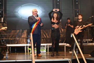 Inna a primit de la primarul Sucevei o diplomă de excelență și un coș de flori, oferite din partea sucevenilor. Foto Artistul