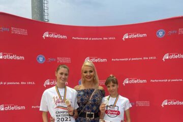 Antrenoarea Erzilia Țâmpău, încadrată de Talida Sfarghiu și Mădălina Sîrbu