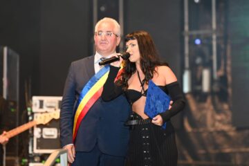 Inna a primit de la primarul Sucevei o diplomă de excelență și un coș de flori, oferite din partea sucevenilor. Foto Artistul