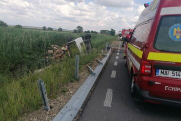 O mașină cu lemne s-a răsturnat pe centura municipiului Rădăuți